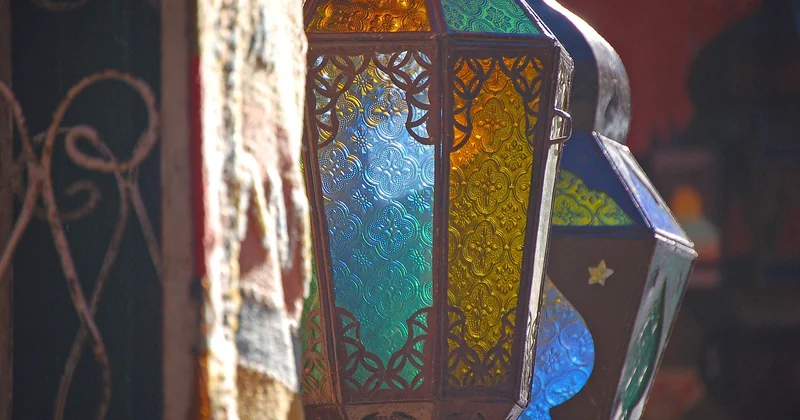 Les souks de Marrakech et le Grand Bazar d'Istanbul : l'art de la négociation